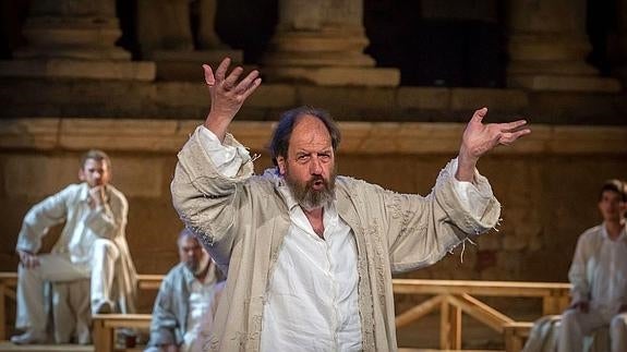 José María Pou es Sócrates, el pensador y filósofo ateniense que fue ajusticiado por sus ideas. Su historia es la base de este juicio escénico