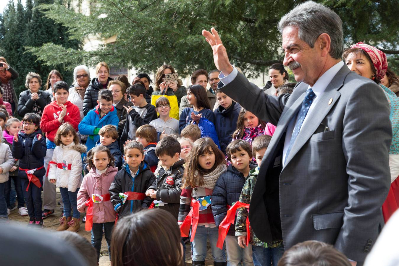 Revilla acudió esta mañana, un día después de su intervención, a celebrar las marzas con los niños de Guriezo.
