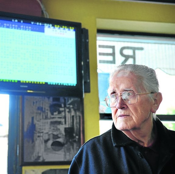 Joaquín envía los textos a través del ordenador, «esa máquina de escribir tan buena». :: Torcuato Fandila