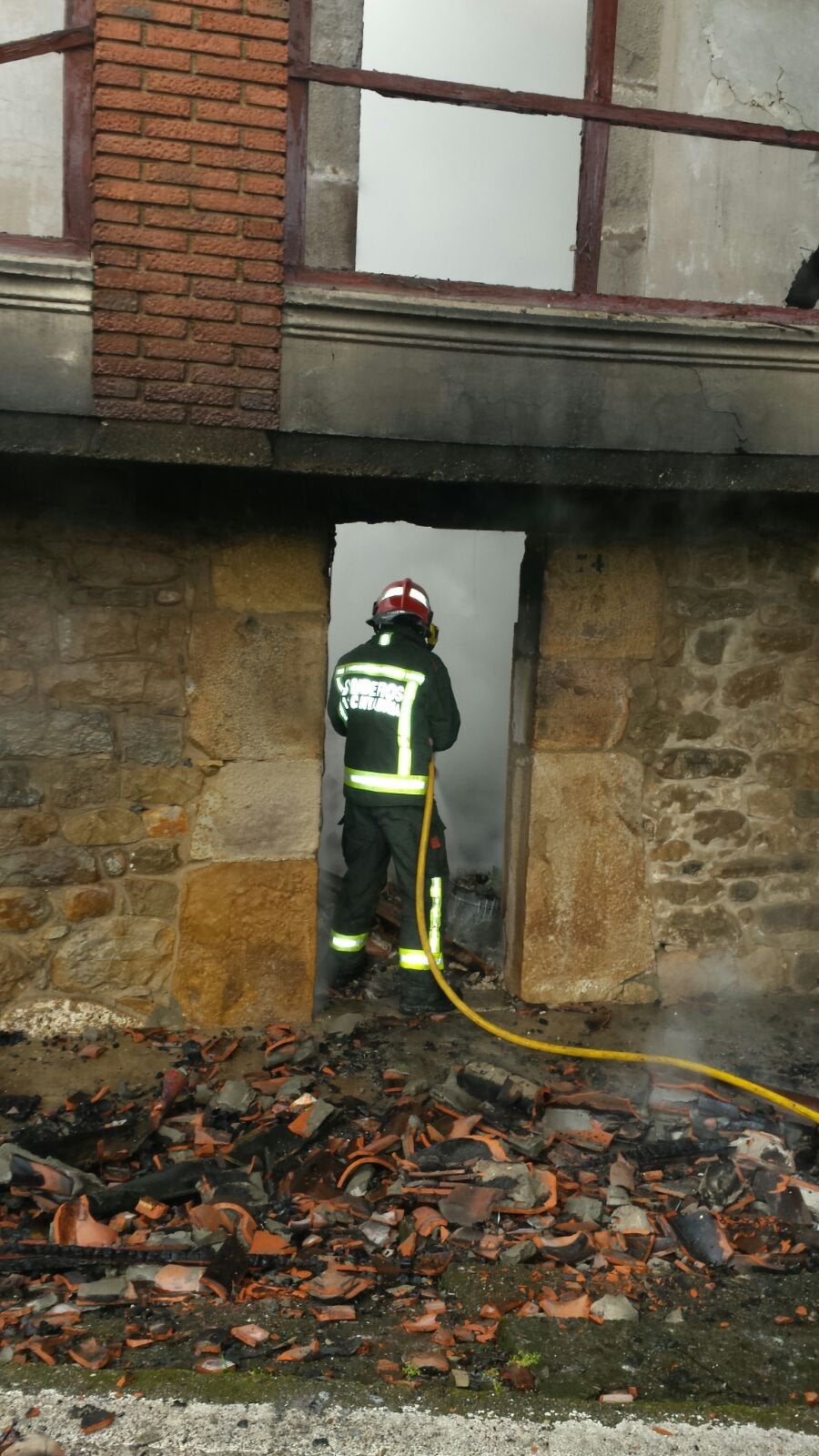 Un bombero trabaja en la extinción del fuego.