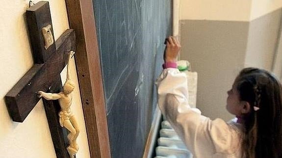 Más del 60% de los escolares cántabros sigue recibiendo clases de religión católica.