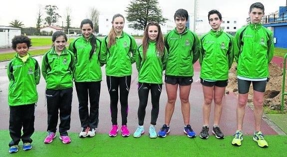 De izquierda a derecha, Isabel, María, Alejandra, Yanira, Ángela, Raúl, Marco y Aitor.