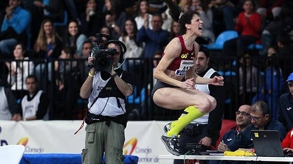 Ruth Beitia celebra su reciente salto sobre 1,98 metros en el pasado Campeonato de España de pista cubierta.