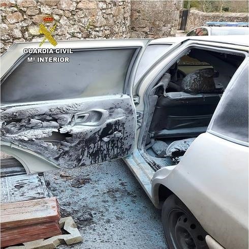 Así está el vehículo incendiado por uno de los detenidos.