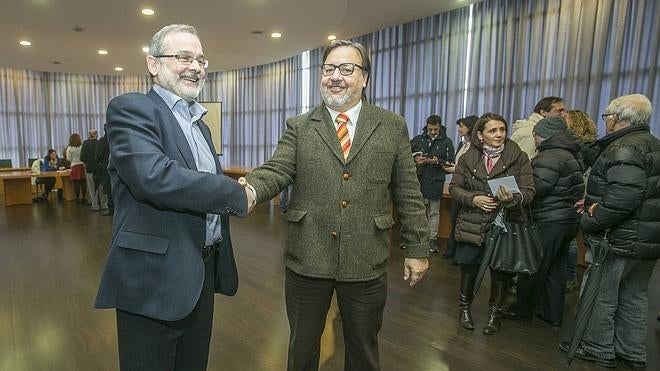 Ángel Pazos y Pablo Coto han coincidido en la sala Gómez Laa tras depositar sus respectivos votos.