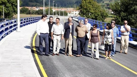 Representantes institucionales paseando por el puente que da acceso a Pomaluengo el día de su inauguración, en agosto de 2009.