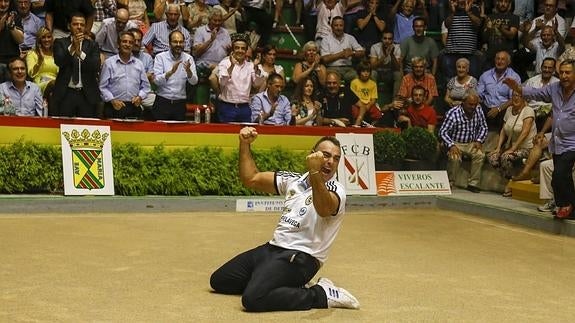 El campeón de España de 2015, Lolo Lavid, celebra el título que ganó el pasado mes de agosto en la bolera Severino Prieto de Torrelavega.