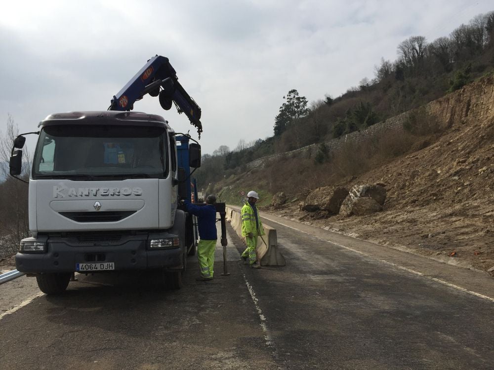 Los operarios han habilitado un carril que ya permite el tráfico de vehículos.