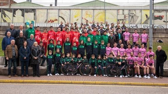 Todos los equipos de la PC Sprint posan junto a los representantes institucionales, patrocinadores y directivos del club.