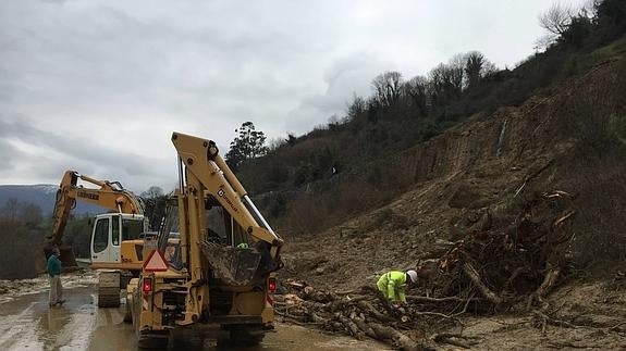 Camiones y retroexcavadoras trabajan a destajo para retirar la tierra y abrir al menos un carril en condiciones de seguridad.