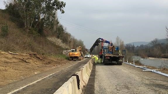 Los operarios de Carreteras trabajan para abrir uno de los carriles.