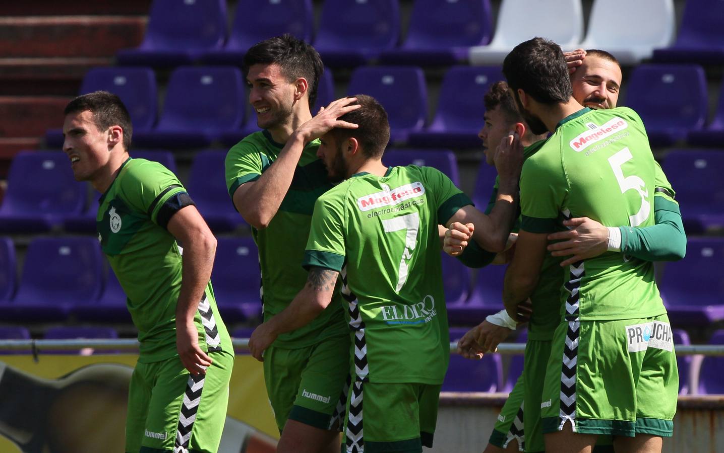 Los jugadores verdiblancos celebran uno de sus goles.