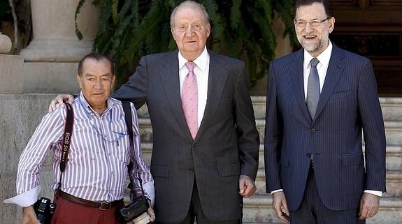 Juan Chávez junto a Don Juan Carlos y Mariano Rajoy en Marivent en 2013, cuando se retiró de la profesión.