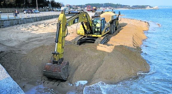 Camiones, retroexcavadoras y obreros trabajan desde ayer en el relleno de las arenas perdidas en La Magdalena a causa de los temporales.