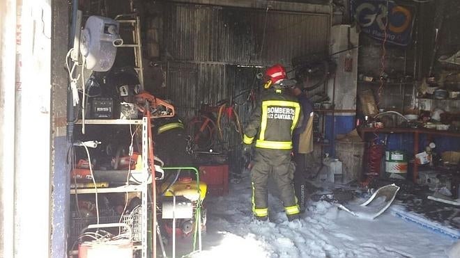 Así ha quedado el taller tras el incendio.