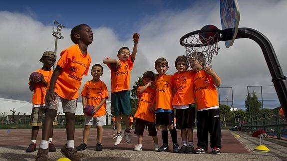 Los campus de mini-multideporte están destinados a los más pequeños.