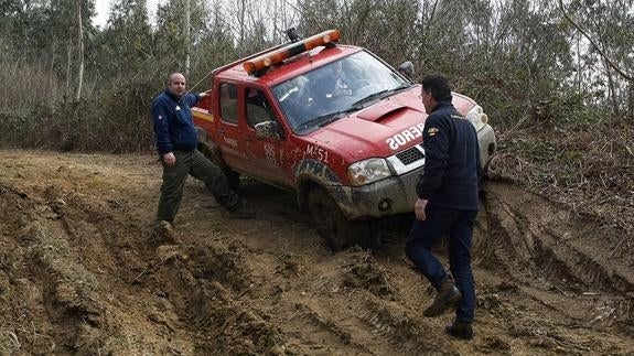 Un ‘4X4’ de los bomberos enfrenta un obstáculo.