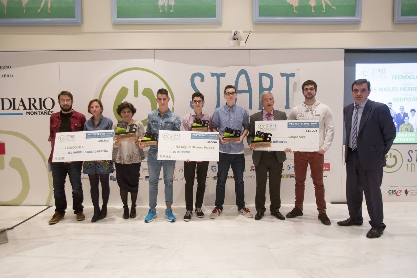 El grupo Tecnoclaus en el momento de la entrega del premio al Proyecto STARTinnova mejor valorado por los mentores. 