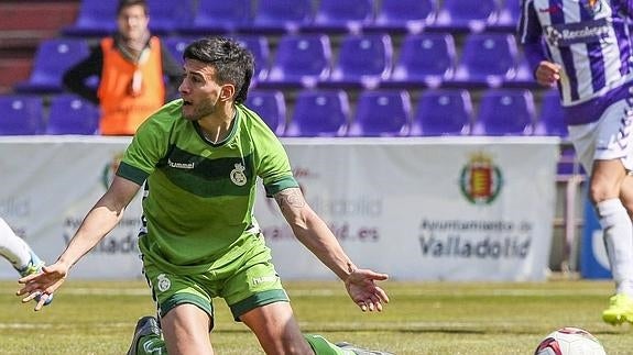 Pumpido, en una jugada del partido ante el Valladolid B.