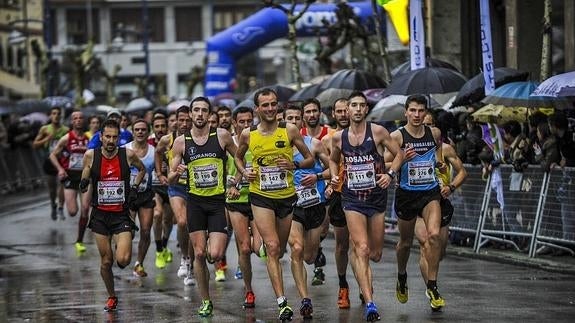 Uno de los grupos de la carrera, formado por Manuel Griñán, Ander Okamika, Alejandro Peredero, Jesús Soto, Ismael Mingo y Txomin Marañón