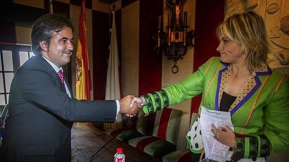 Movellán y Bolado se saludan fríamente tras el pleno de investidura.