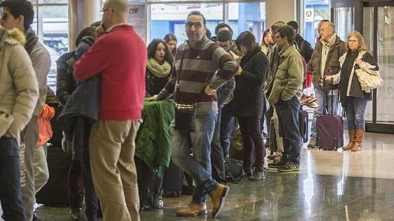 Largas colas ante los mostradores del aeropuerto cántabro, este lunes.