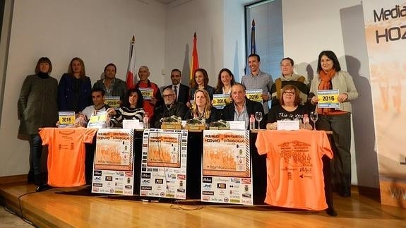 Un momento de la presentación de la prueba, con algunos de los atletas participantes, organizadores y representantes institucionales.