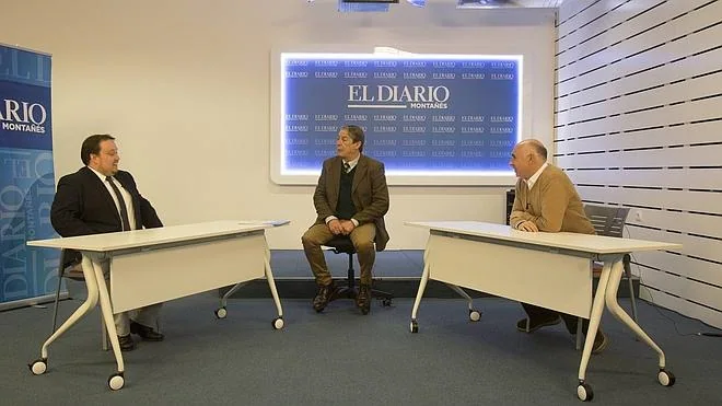 El portavoz de Ciudadanos, Rubén Gómez, y el presidente del Racing, Manolo Higuera, entrevistados por el subdirector de El Diario Jesús Serrera. / 