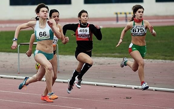 Andrea Fernández (ganadora), Lucía Gándara, María José Rangel y Emma Freire, en la primera serie infantil femenina de los 80 metros