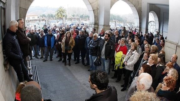 Miembros del comité de empresa explicaron ayer a los trabajadores las últimas novedades.