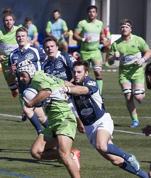 Dani Mañero lleva el oval en el encuentro de la primera vuelta en San Román ante el Quesos