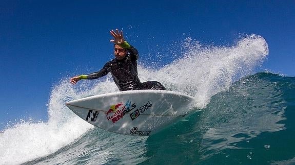 El surf en Cantabria lucha por seguir en la cresta de la ola