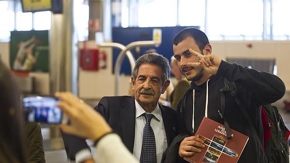 Revilla se fotografía con un pasajero procedente de Lisboa. 