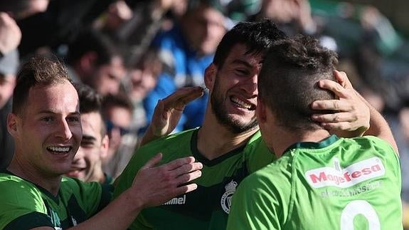 Pumpido (en el centro) es felicitado tras el gol.