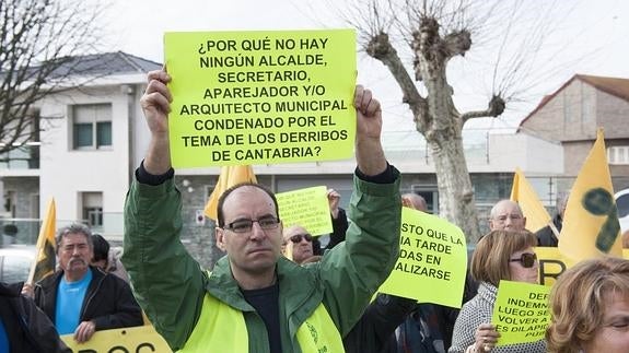 Doscientas personas se han concetrado esta mañana para reclamar una solución a los derribos