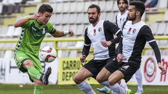 Dani Rodríguez trata de superar a dos defensas del Burgos en un lance del encuentro.