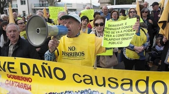 Unos doscientos afectados por sentencias de derribo se concentraron ante la sede judicial y del Gobierno para exigir soluciones