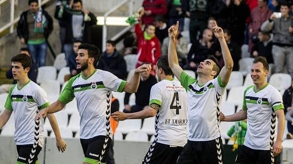 Óscar y Migue celebran un gol del Racing.