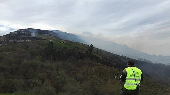 Cuadrillas de Montes trabajan en la extinción de los incendios.