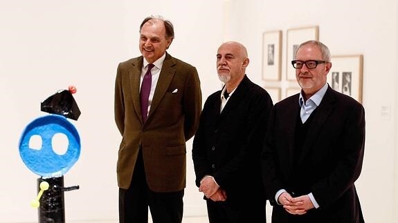 Guillemo de Osma, galerista, el artista Carlos León y el coleccionista José María Lafuente ayer en Caixaforum.