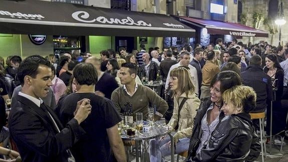 Clientes en la plaza de Cañadío, que está ocupada fines de semana y verano hasta altas horas de la madrugada.