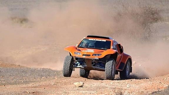 Chus Puras, con el buggy que ha probado como posible vehículo con el que afrontar el Dakar.