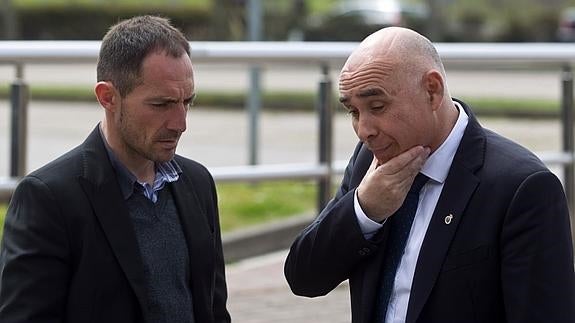 Manolo Higuera y Pedro Munuitis, después de la rueda de prensa en El Sardinero.