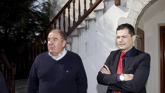 El presidente de la Federación Cántabra de Bolos, Fernando Diestro (izquierda), junto a Óscar Gómez Morante, responsable de la Española.