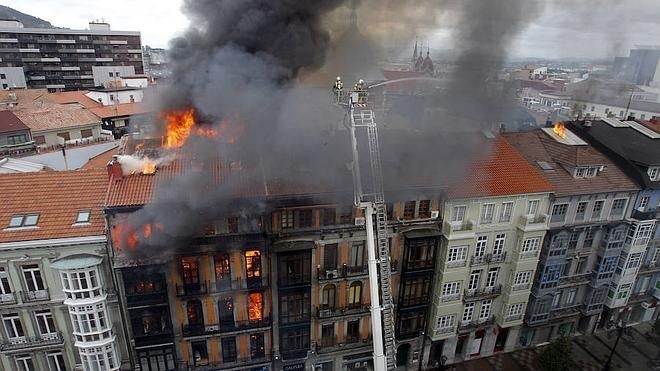 Fallece un bombero en un incendio de Oviedo