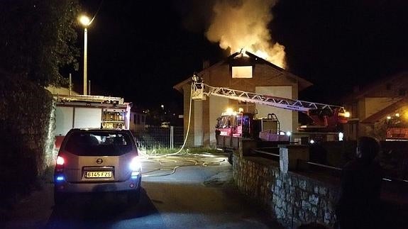 Se quema una casa en construcción en Silió