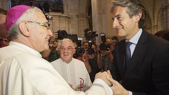 El alcalde, en la toma de posesión de Manuel Sánchez Monge como obispo de Santander, hace un año.