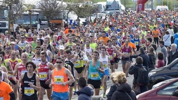Momento de la salida de la Media Maraton de Hoznayo.