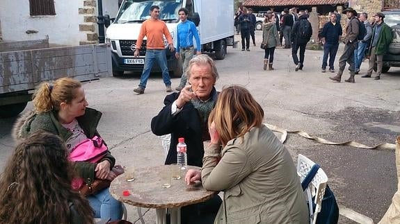 En uno de los descansos del rodaje, Bill Nighy, que interpreta al abuelo de Heidi, se sentó en la terraza del bar de Mogrovejo.