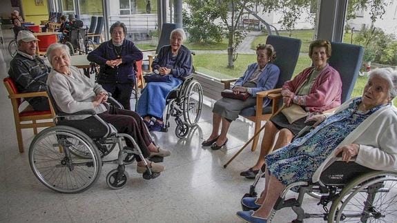 Personas mayores residentes del centro geriátrico público de Laredo